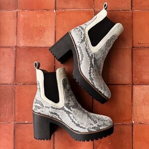 Sz 7.5 Chinese Laundry Good Day Cream & Grey Neo Snake Platform Ankle Boots GUC